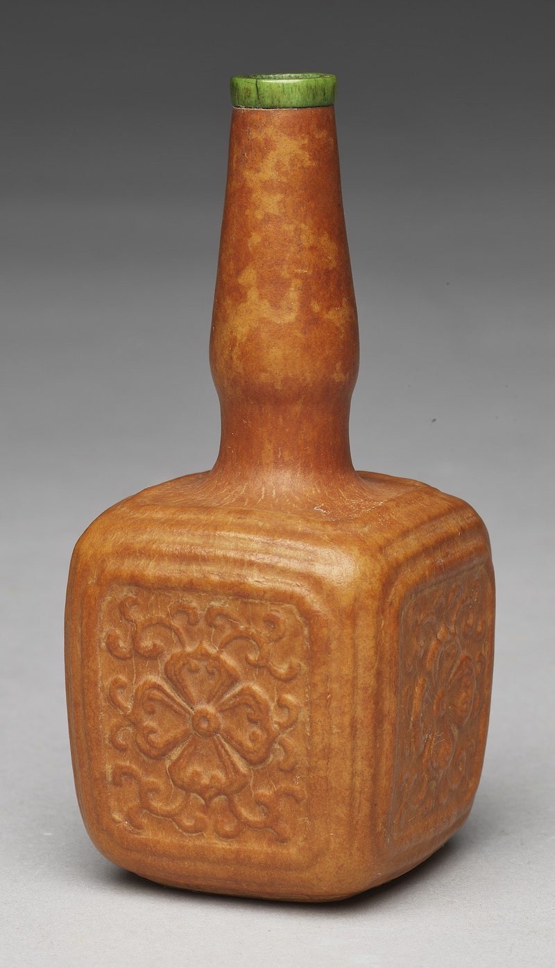 Picture of a molded-gourd suff bottle from the XIXth century, displayed in the National Palace Museum of Taiwan.