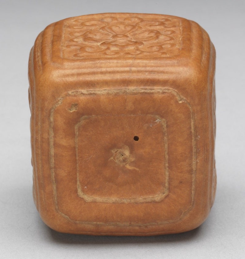 Picture of the bottom of a molded-gourd suff bottle.