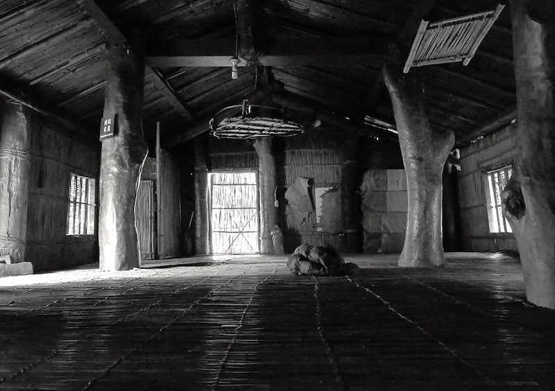 Photo de l'espace intérieur d'une maison en bambou Amis, Taiwan.