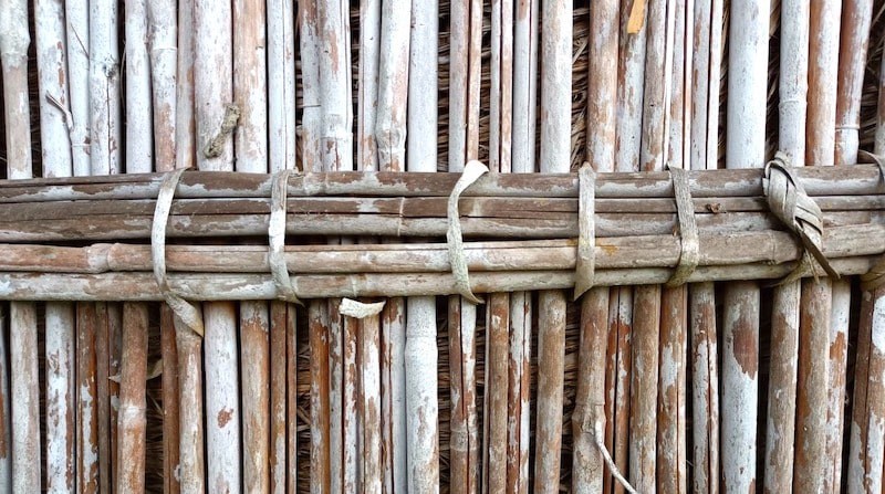Vue rapprochée du mur extérieur d'une maison en bambou Amis, Taiwan.