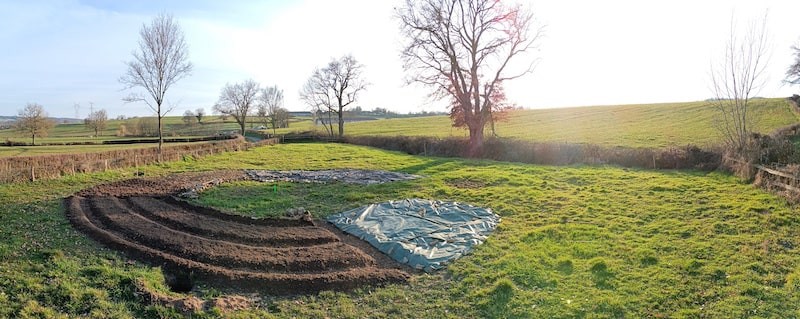 Photo de la préparation de la plantation d’un jardin forêt de forme circulaire, en Bourgogne, France.