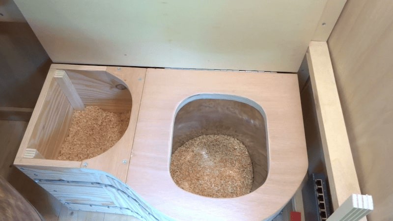 Photo des toilettes sèches dans notre tiny house en bois.