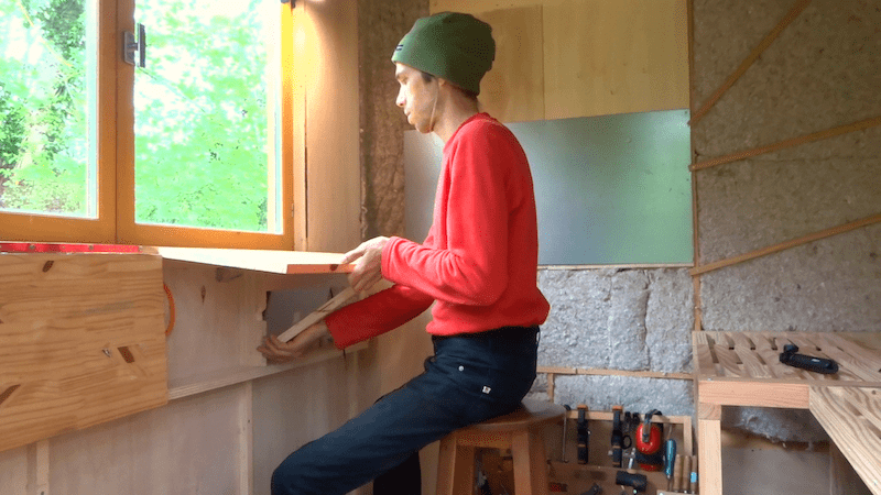 Photo des tables pliables dans notre tiny cuisine.