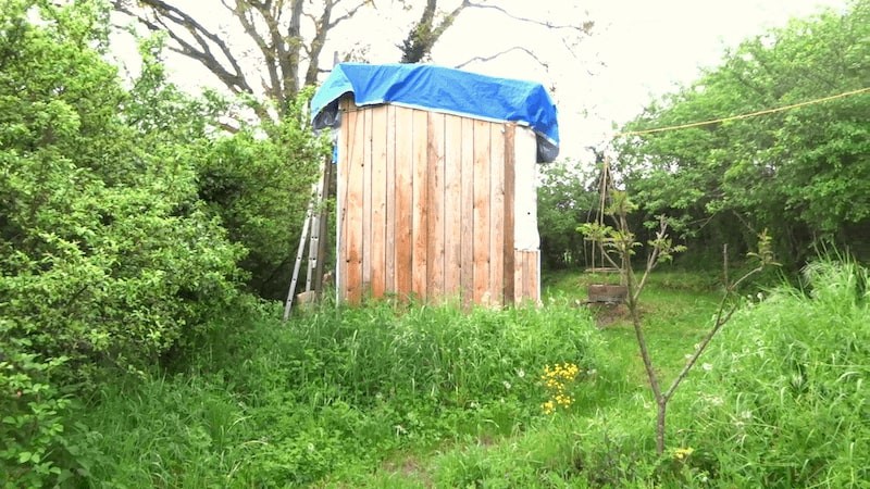 Photo de la face sud de notre tiny house en bois en construction.
